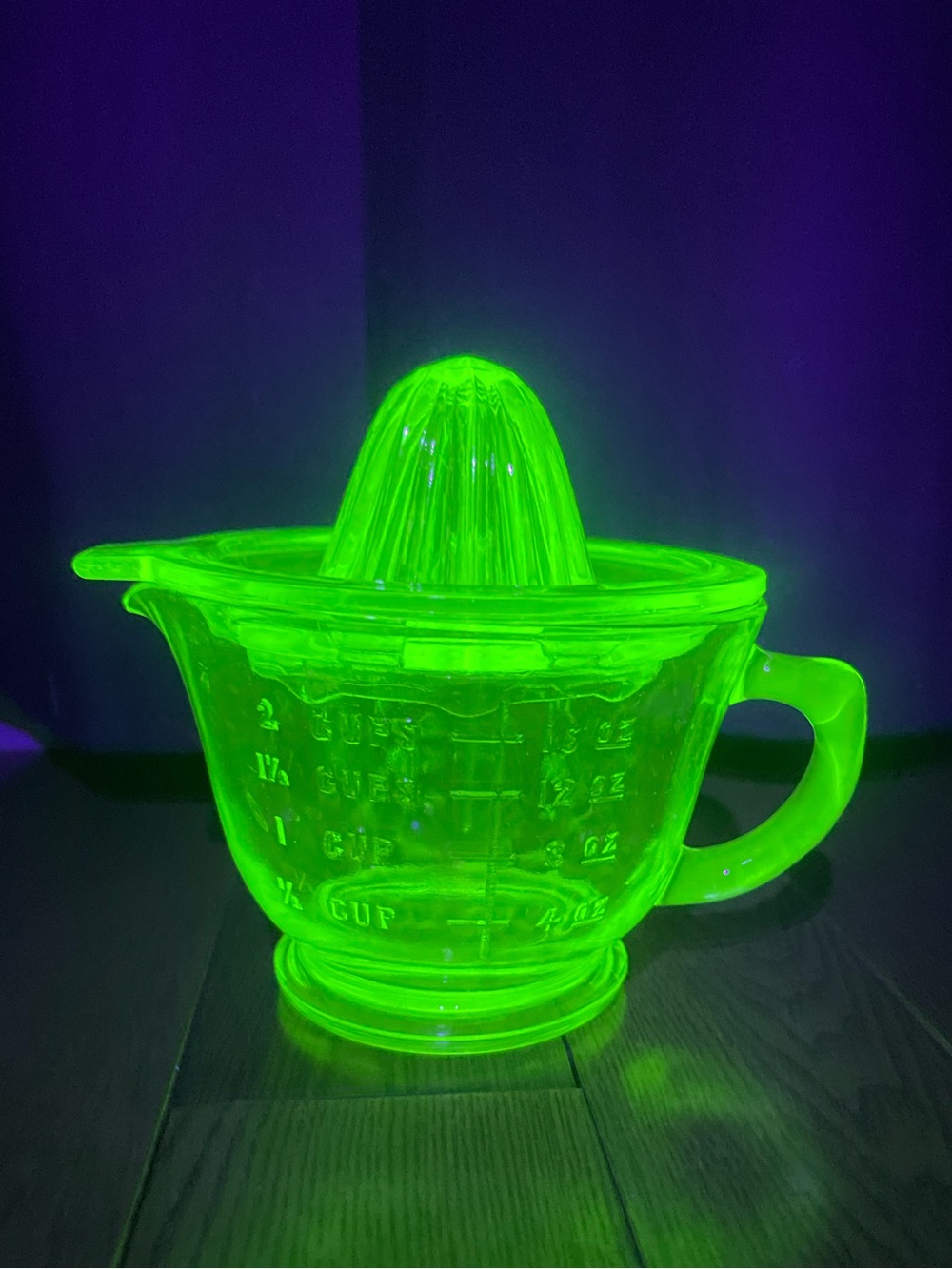 VINTAGE URANIUM GLASS 2 CUP MEASURING & MIXING CUP WITH JUICER REAMER